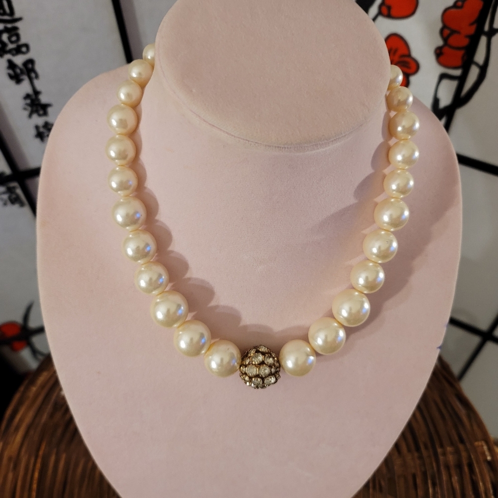 VINTAGE OLD FASHIONED 1985 LADIES FAUX PEARLS WITH JEWELED BALL - Picture 8 of 9